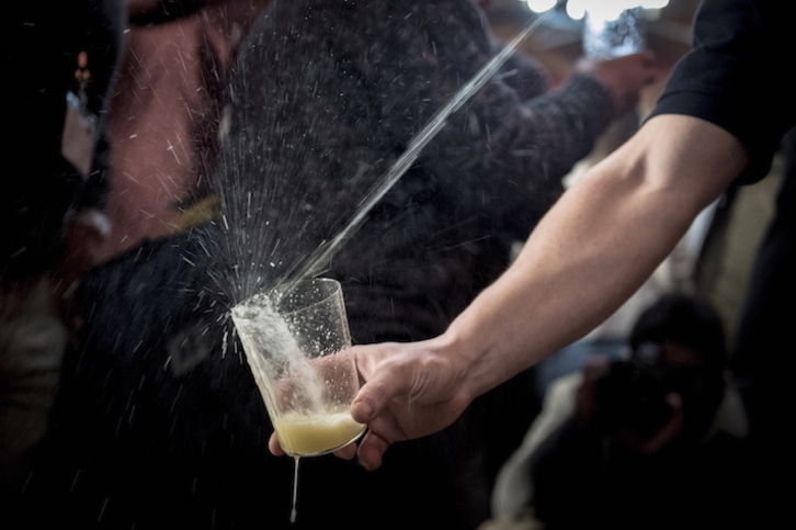 Milaka lagun mugitzen ditu sagardotegien denboraldiak. (Gorka RUBIO/FOKU)