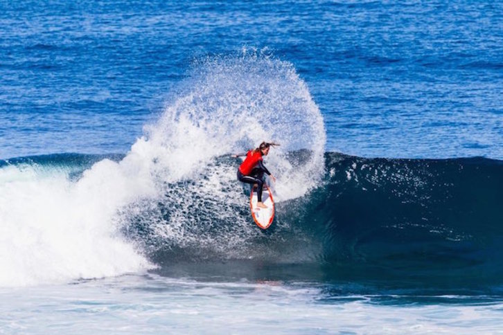 Leti Canales maniobra en una ola. (@Leti_canales)