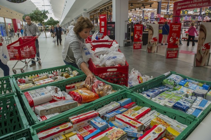 Gipuzkoako Elikagaien Bankuko bolondresak elikagaiak jasotzen. (Andoni CANELLADA)