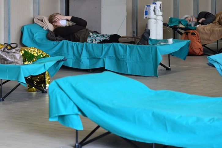 Pacientes en la zona de atención improvisada en el hospital de Brescia. (Miguel MEDINA / AFP)
