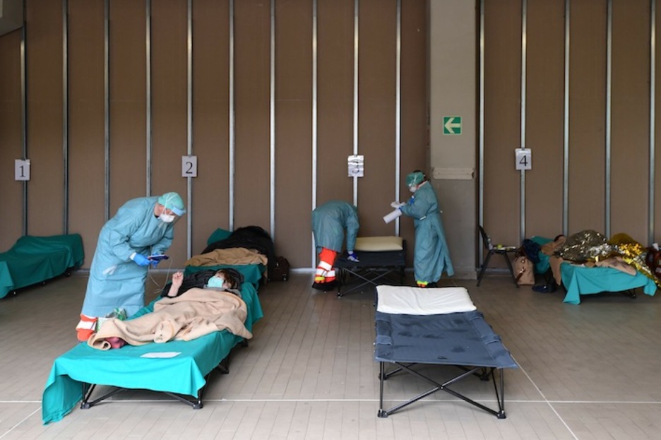 Los sanitarios atienden a los pacientes en la estructura improvisada. (Miguel MEDINA / AFP)