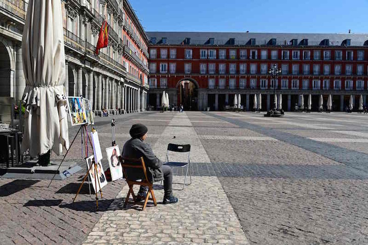 Desoladora imagen de la Plaza Mayor de Madrid, esta mañana. (Javier SORIANO | AFP)