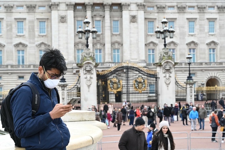 Un turista con una mascarilla frente al Palacio de Buckingham. (Glyn KIRK|AFP)