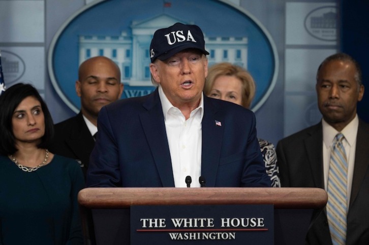 Donald Trump koronabirusaren larrialdiaren inguruan eman duen prentsaurrekoan. (Jim Watson / AFP)