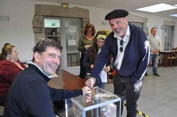 Le candidat Filipe Aramendi a voté à Urrugne. @GoizederTaberna