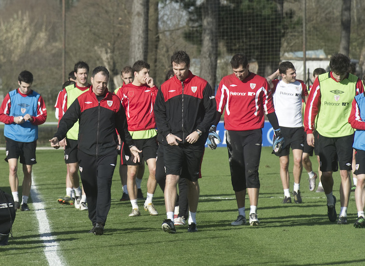 Caparrós y Luci en un entrenamiento del Athletic en 2011. (Luis JAUREGIALTZO / FOKU)