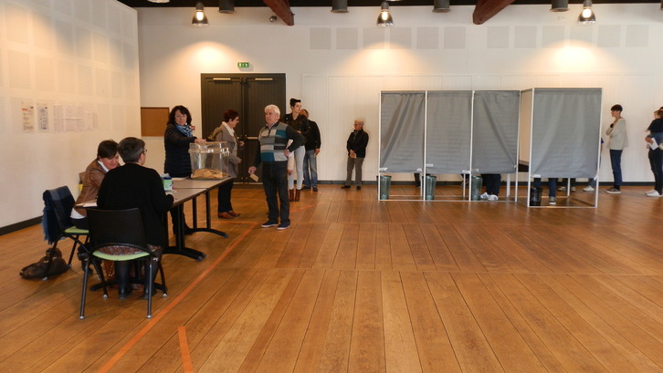 Sarako Lur Berri gelan ezarri dute bozka tokia lehen aldiz. (NAIZ)