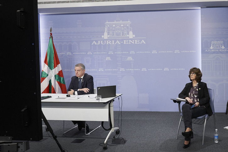 Urkullu, mientras seguía la videconferencia de presidentes. (IREKIA)