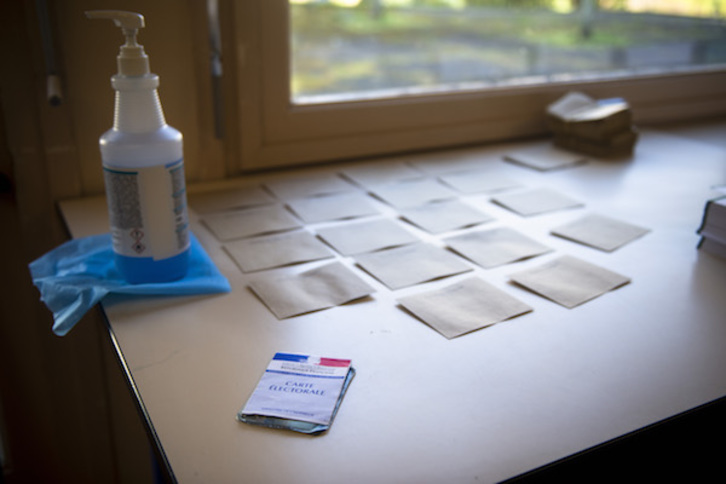 Koronabirusa dela eta, neurri zehatzak errespetatzea eskatu zieten hautesleei. (Guillaume FAUVEAU)