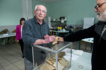 Charles Massondo Aintzina Donapaleu zerrendako burua. Beñat Elkegaray Aintzina Mauleko zerrendaburua. Louis Labadot Liste d’Union Citoyenne zerrendako hautagaiak Maulen bozkatu du. ©Guillaume Fauveau