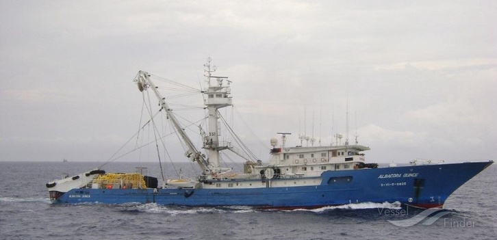 'Albacora quince' ontzia itsas zabalean.