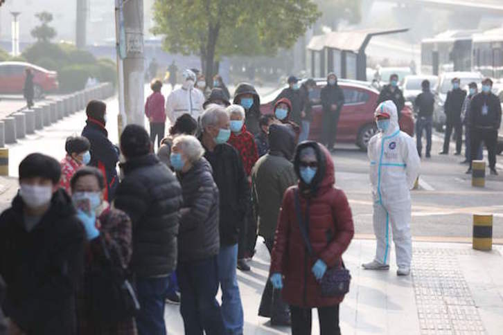 Pacientes recuperados en Wuhan. (AFP)