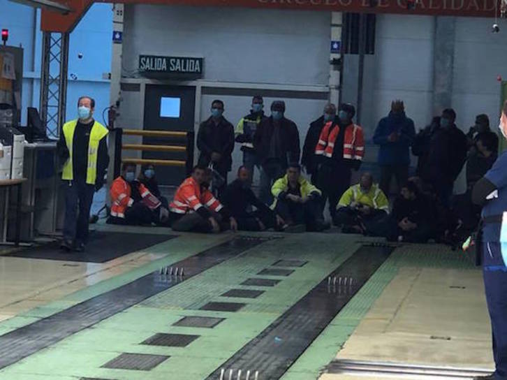 Sentada de los trabajadores de Mercedes-Benz. (Trabajadores de Mercedes)