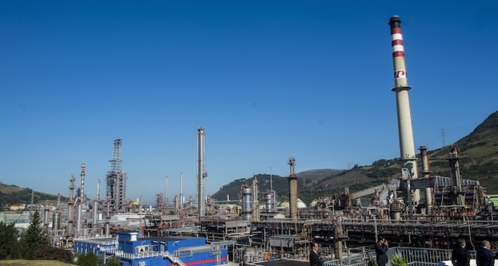 Vista de la refinería de Muskiz. (Luis JAUREGIALTZO/FOKU)