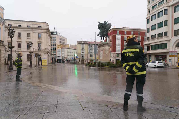 Agentes de la Unidad Militar de Emergencia (UME) vigilan las calles de Burgos. (César MANSO /AFP)