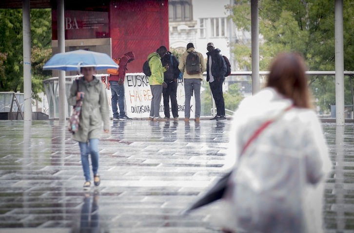 Migranteak, Irunera heldu berritan; iazko uztaileko irudia. (Gorka RUBIO)