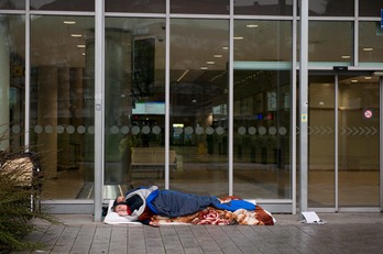 Hay quien no tiene un hogar donde aislarse. (Raul BOGAJO / FOKU)