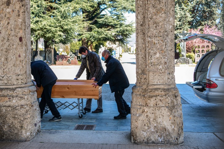 Funeral casi clandestino en el cementerio de Bergamo, hace un año. (Piero CRUCIATTI / AFP)