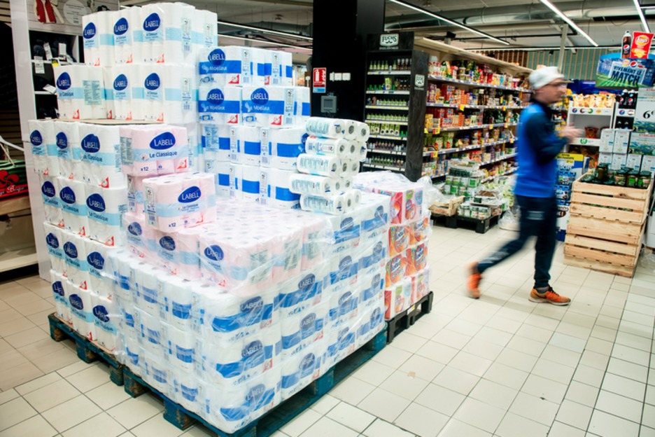 Un supermercado de Baiona que cuenta con uno de los productos más vendidos estos días, el papel higiénico. (Guillaume FAUVEAU)