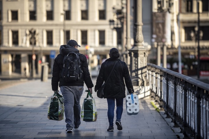 Erosketak egiten laguntzen dituzte sare hauek, esaterako. (Aritz LOIOLA / FOKU)
