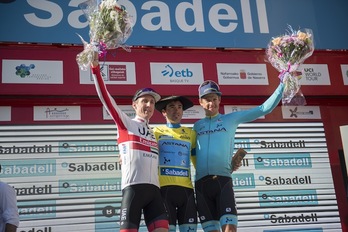 Ion Izagirre, Dan Martin y Jakob Fuglsang en el podio de la última Itzulia. (Juan Carlos Ruiz/FOKU)