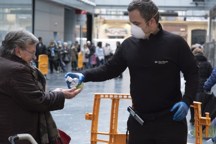 Una mujer mayor haciendo la compra en Donostia. (Jon URBE/FOKU)