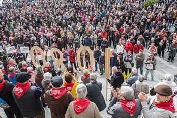 Concentración de pensionistas frente al Ayuntamiento de Bilbo. (Marisol RAMIREZ | FOKU)