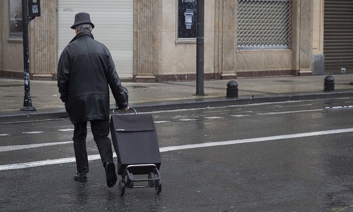 Hacer la compra es una de las pocas actividades permitidas al aire libre, en la imagen, el boulevard donostiarra. (Jon URBE/FOKU)