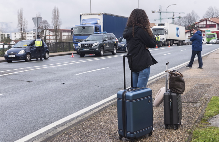 Imagen de gente y vehículos bloqueados en la muga de Hendaia-Irun. (Andoni Canellada)