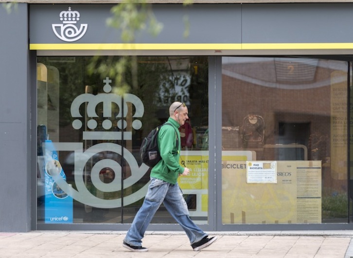 Egiako Correoseko langile batzuk ez dira banatzera irtengo koronabirusaren krisia dela eta. (Juanan RUIZ/FOKU)