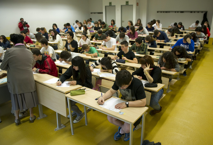 Estudiantes realizan las pruebas de selectividad en el campus de Ibaeta. (Juan Carlos RUIZ/FOKU)