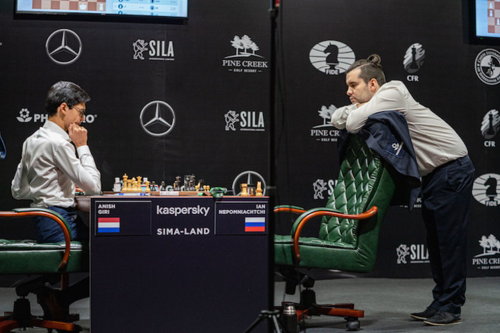 Nepomniachthi sigue su partida de pie para no acercarse al rival. (FIDE)
