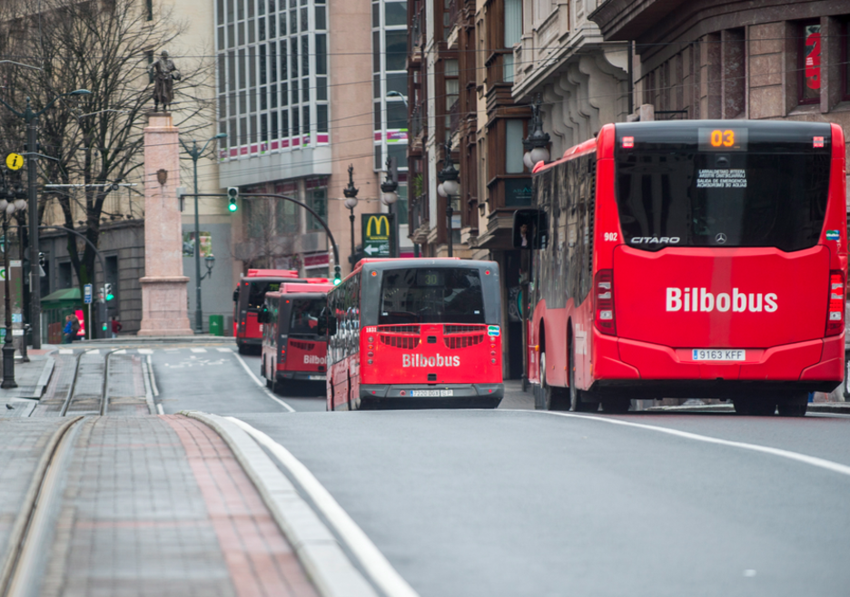 Varios autobuses de Bilbobus. (Marisol RAMIREZ / FOKU)