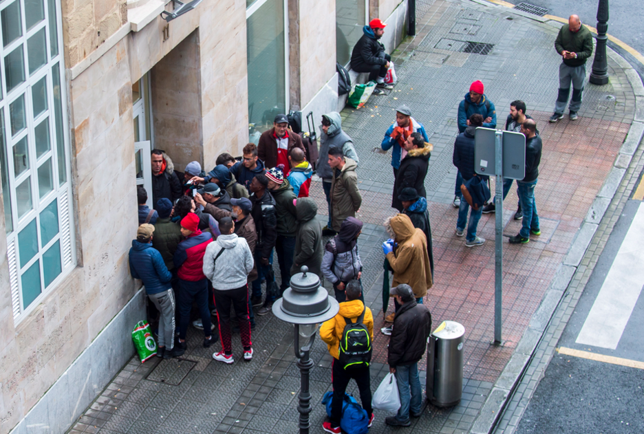 Personas entregando el carnet en el edficio de Servicios sociales de Uribitarte para conseguir un bono de comida. (Marisol RAMIREZ / FOKU).
