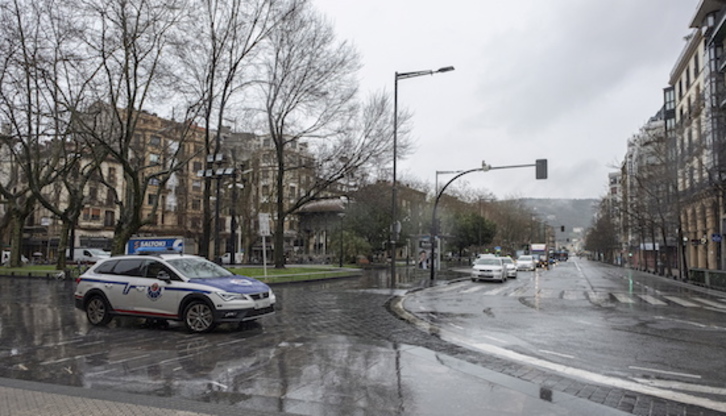 Una patrulla de la Ertzaintza en Donostia. (Jon URBE/FOKU)