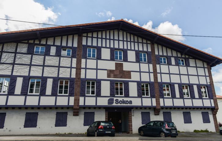 Sokoa lantegia bulegoko altzarien punta-puntako ekoizle da. (Isabelle MIQUELESTORENA)