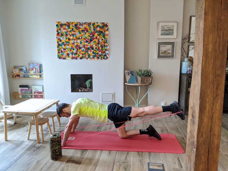 Oier Sanjurjo realiza ejercicios de fuerza en su domicilio. (Naiz)