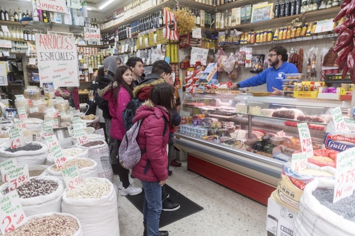 El comercio de proximidad de Bilbo sigue ofreciendo productos de primera necesidad. (Juanan RUIZ | FOKU)