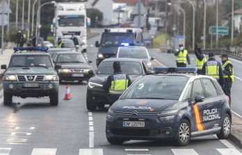 Polizia espainiarrak eta Guardia Zibilak kontrol zorrotzak ezarri dituzte Santiago zubian. © Foku
