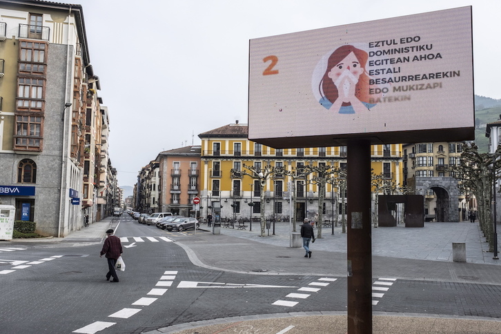 Un panel informativo sobre el coronavirus en Tolosa. (Jon URBE/FOKU)