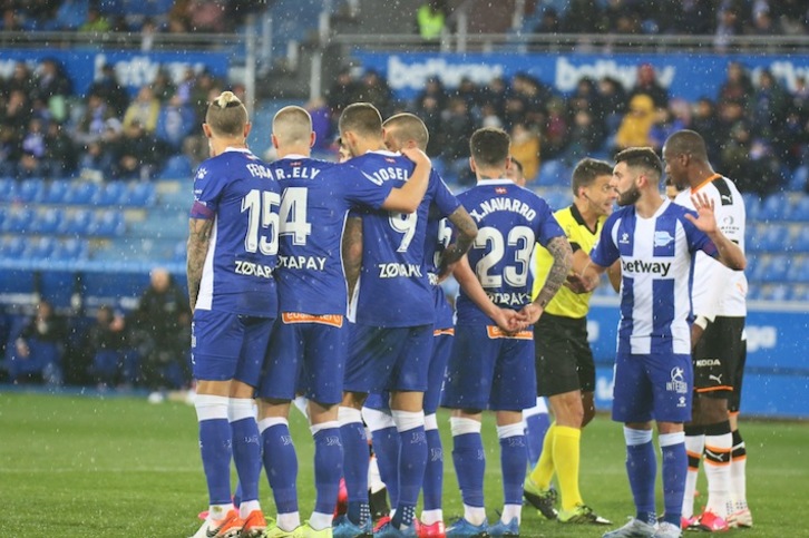 Los jugadores albiazules forman la barrera en una acción del duelo frente al Valencia. (Endika PORTILLO / FOKU)