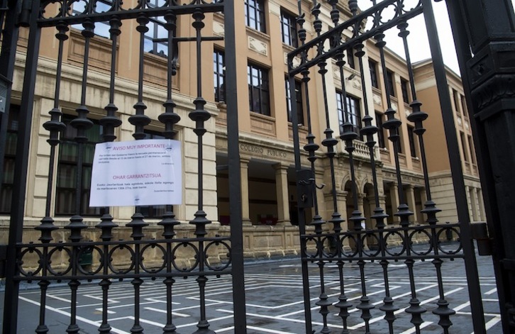 Un centro escolar cerrado por la crisis del coronavirus. (Luis JAUREGIALTZO | FOKU)