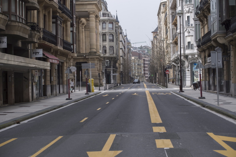 La donostiarra calle San Martín, totalmente vacía. (Juan Carlos RUIZ / FOKU)
