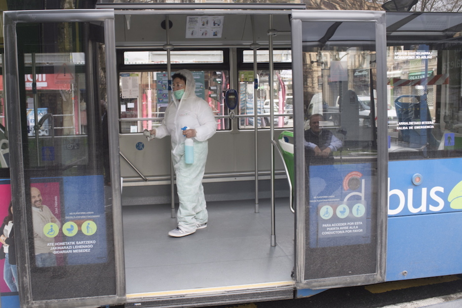 Una operaria limpia un autobús público en Donostia. (Juan Carlos RUIZ / FOKU)