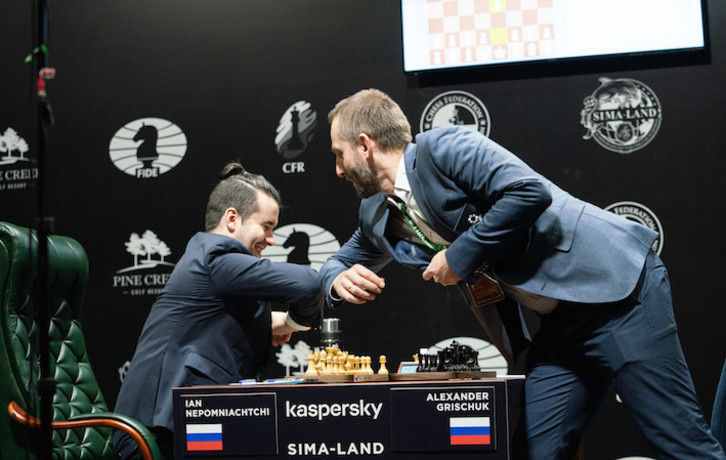 Nepomniachtchi y Grischuk se saludan «codo con codo». (FIDE)