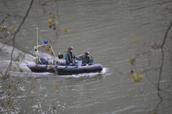 La Guardia Civil, en las aguas de la ría de Bilbo.