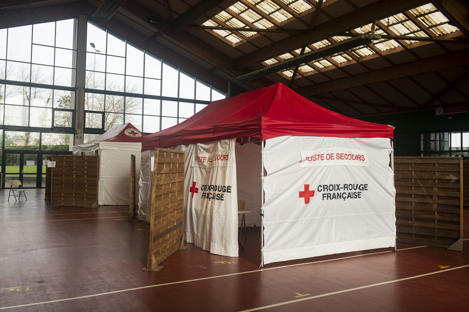 La salle polyvalente de Saint-Jean-de-Luz transformée en centre de soin avancé. © Guillaume FAUVEAU