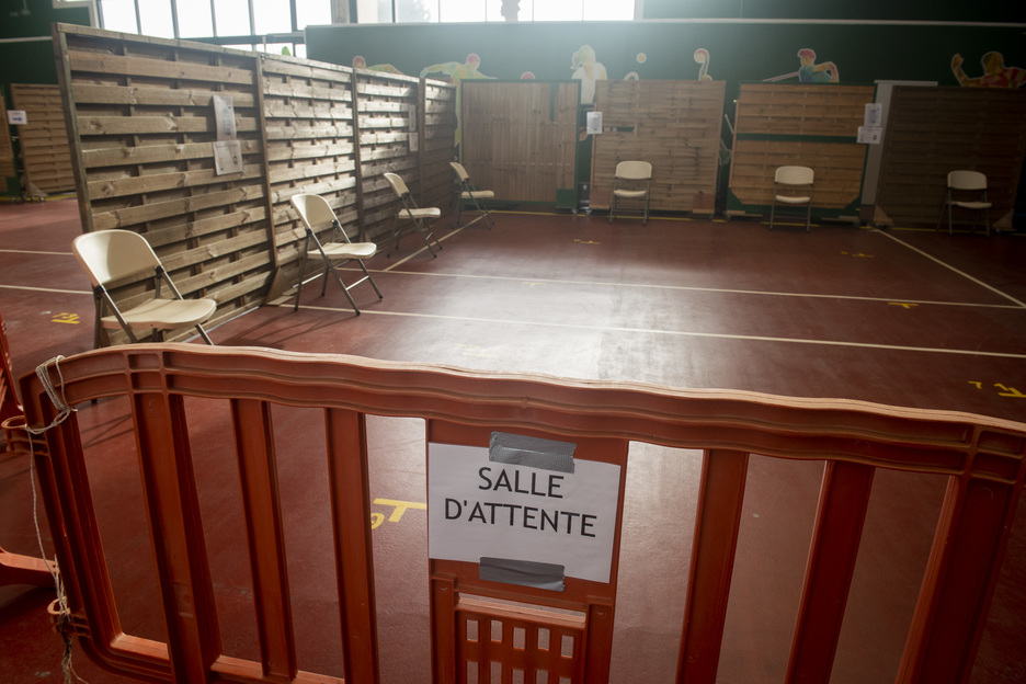 L'espace d'attente compte une douzaine de chaises espacées de deux à trois mètres. © Guillaume FAUVEAU