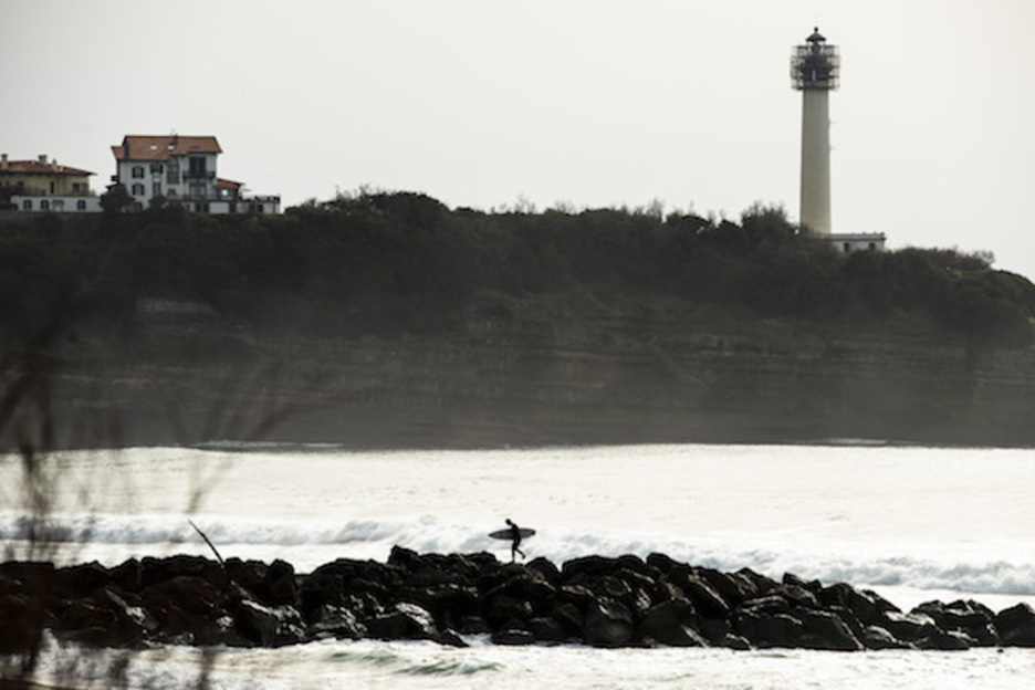 Le surfeur voulant s’isoler dans les vagues. ©Guillaume Fauveau