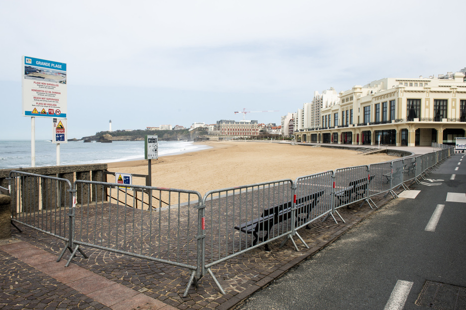 A Biarritz, des barrières ont été installées pour interdire l’accès à la plage. ©Guillaume Fauveau